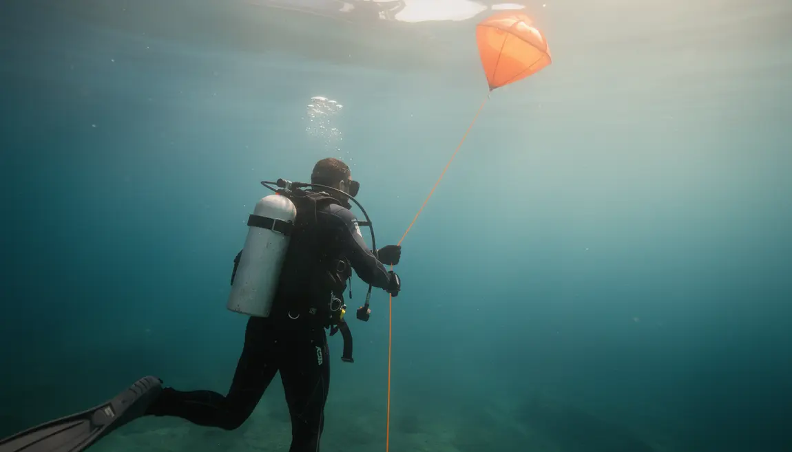 Plongeur autonome utilisant parachute de palier