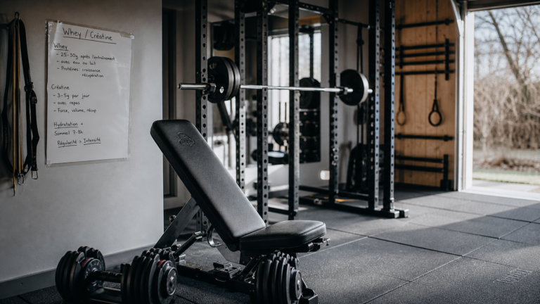 Home gym pour musculation : matériel et suppléments en garage