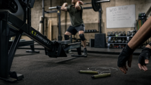 CrossFit programme : rameur et thrusters en box
