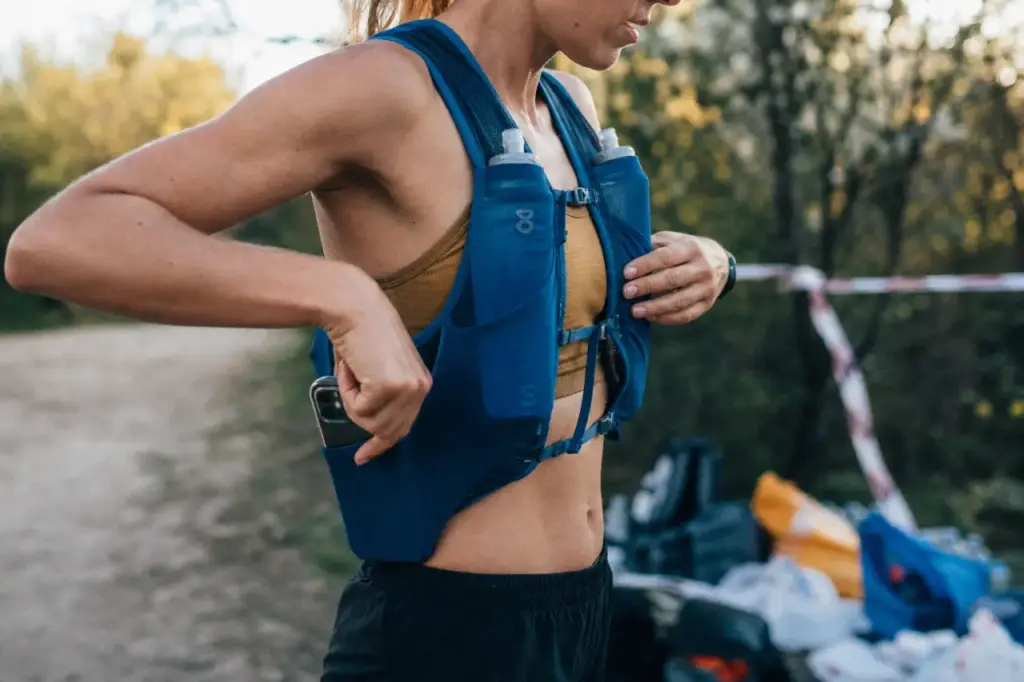 Gilet hydratation sur coureur en extérieur, flasques souples visibles