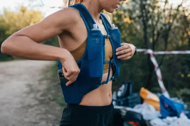Gilet hydratation sur coureur en extérieur, flasques souples visibles