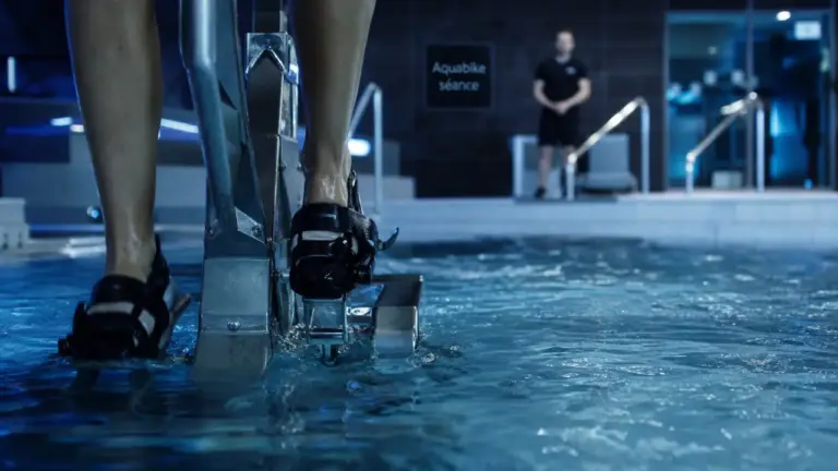 Aquabike en piscine intérieure, vélo aquabike pour cardio 45 minutes
