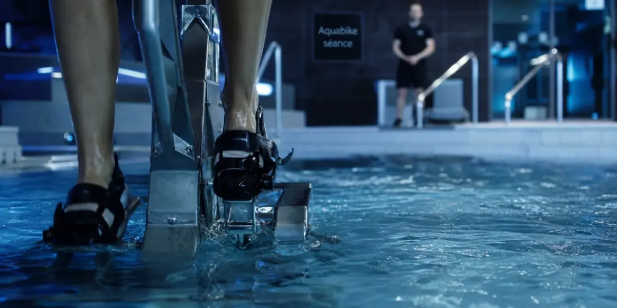 Aquabike en piscine intérieure, vélo aquabike pour cardio 45 minutes