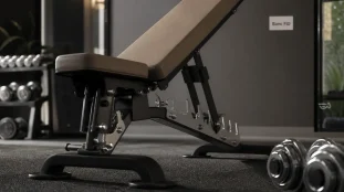 Banc de musculation FID stable et réglages visibles