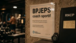 BPJEPS coach sportif : diplôme, RNCP et chronomètre en salle de sport