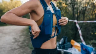 Gilet hydratation sur coureur en extérieur, flasques souples visibles