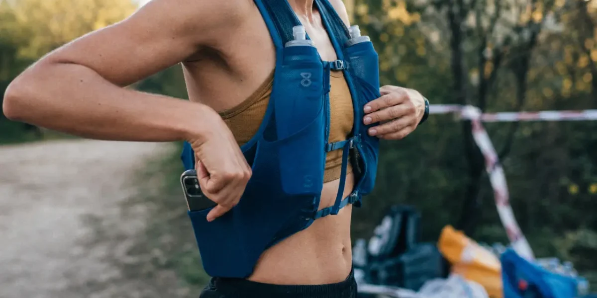 Gilet hydratation sur coureur en extérieur, flasques souples visibles