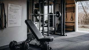 Home gym pour musculation : matériel et suppléments en garage