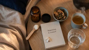Magnésium et sommeil : flacon et tisane au soir