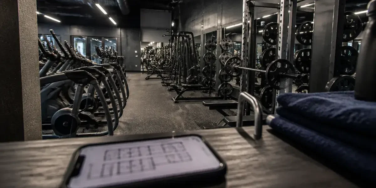 ONE Fitness Strasbourg : couloir cardio et musculation, plan de salle
