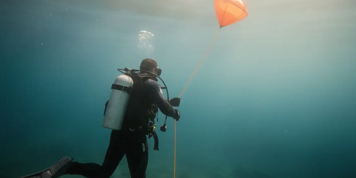 Plongeur autonome utilisant parachute de palier
